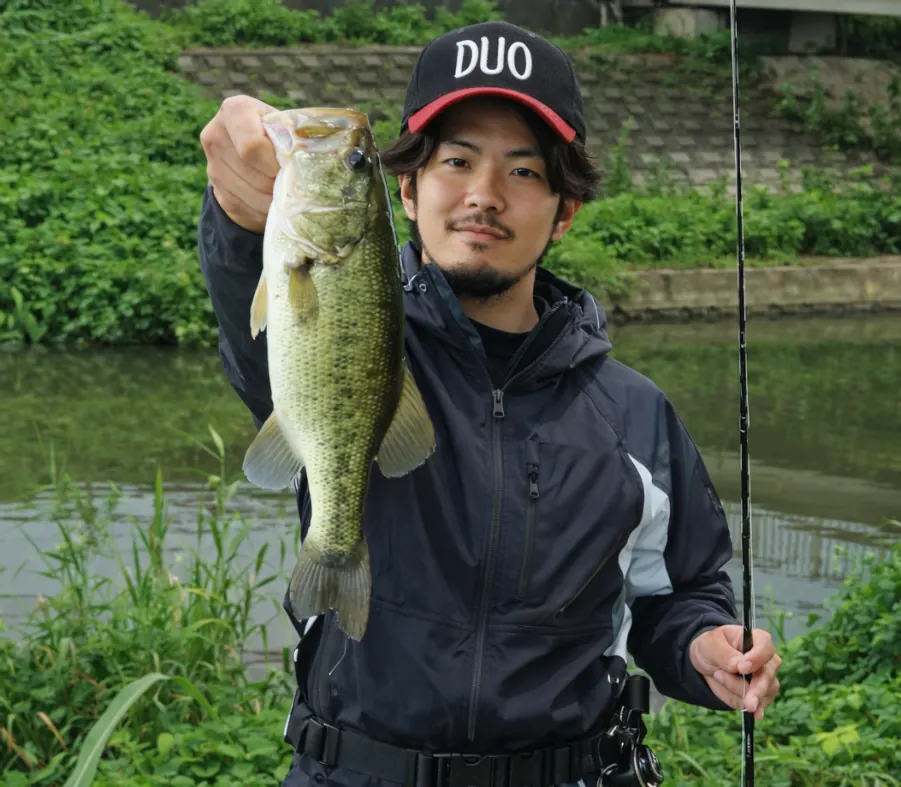 三杉川でブラックバスの釣果を得た澤田.webp