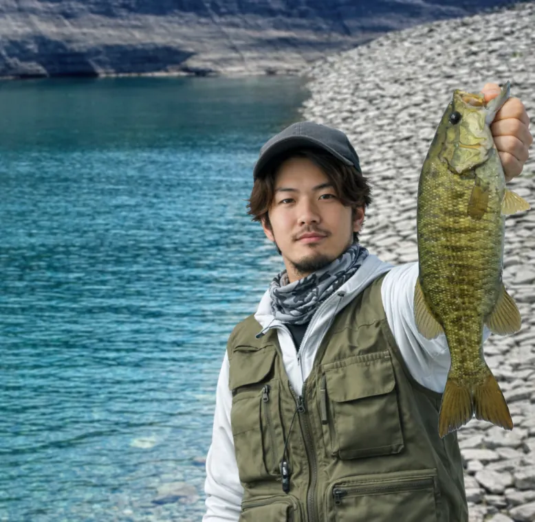五位ダムでブラックバスの釣果を得た澤田.webp