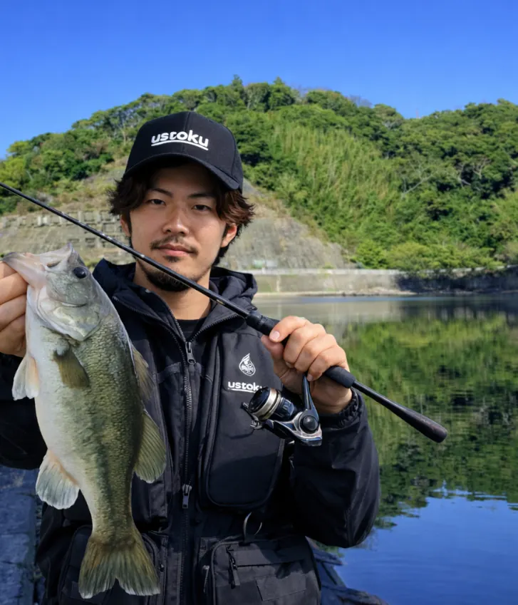 佐久間ダムでブラックバスの釣果を得た澤田.webp