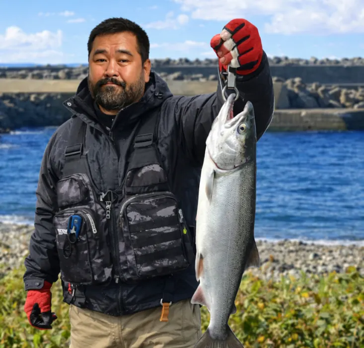 余別川河口でサケの釣果を得た楢崎.webp