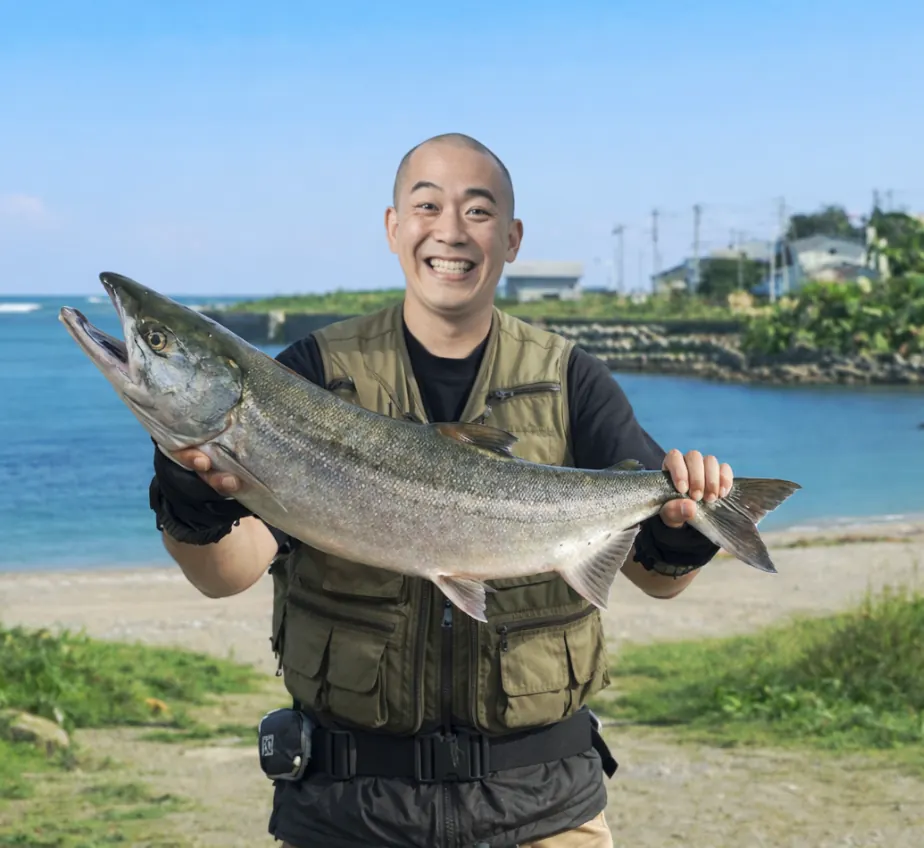 元稲府川河口でサケの釣果を得たがんだま君.webp