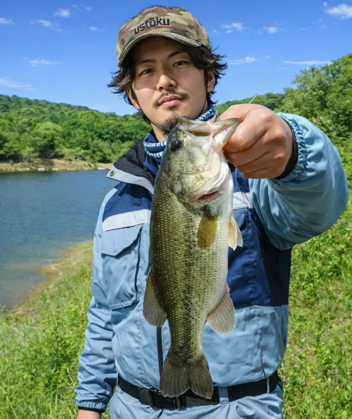 南外ダムでブラックバスの釣果を得た澤田.webp