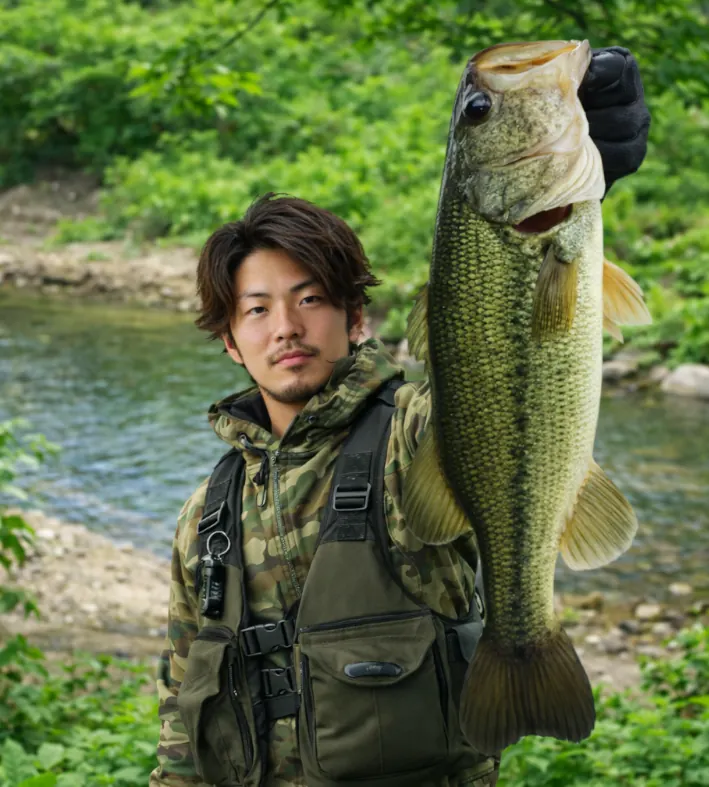 南畑ダムでブラックバスの釣果を得た澤田.webp