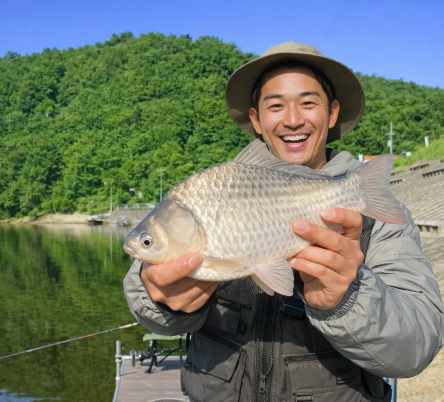 原崎沼でヘラブナの釣果を得た勝田.webp