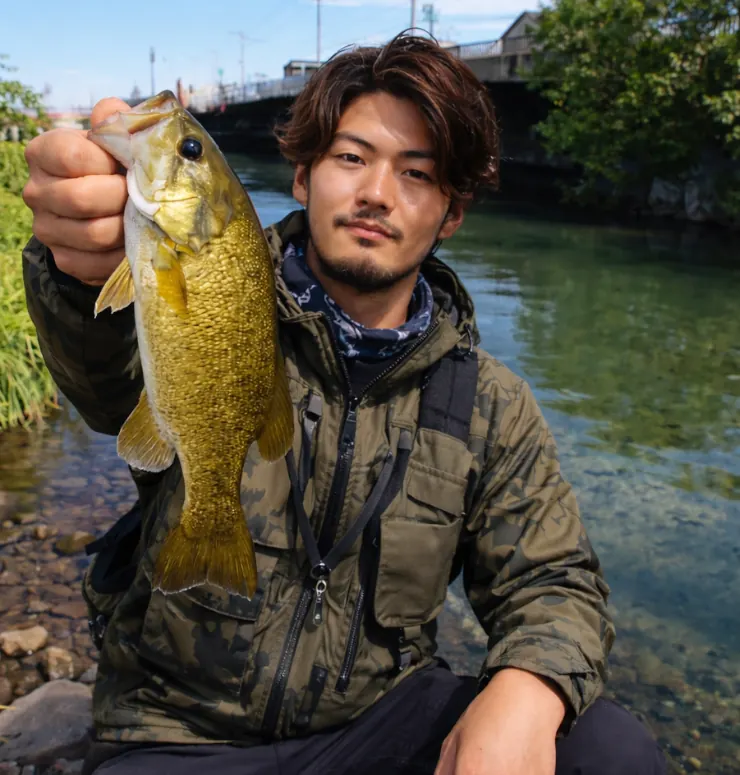 古綾瀬川でブラックバスの釣果を得た澤田.webp
