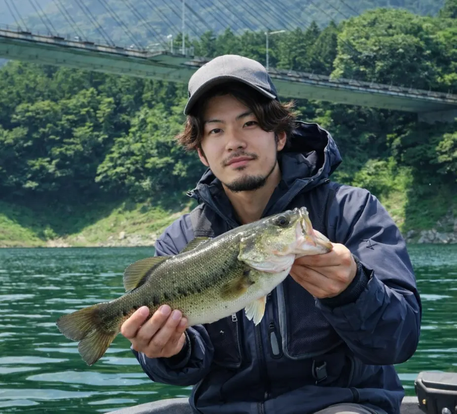 合角ダムでブラックバスの釣果を得た澤田.webp