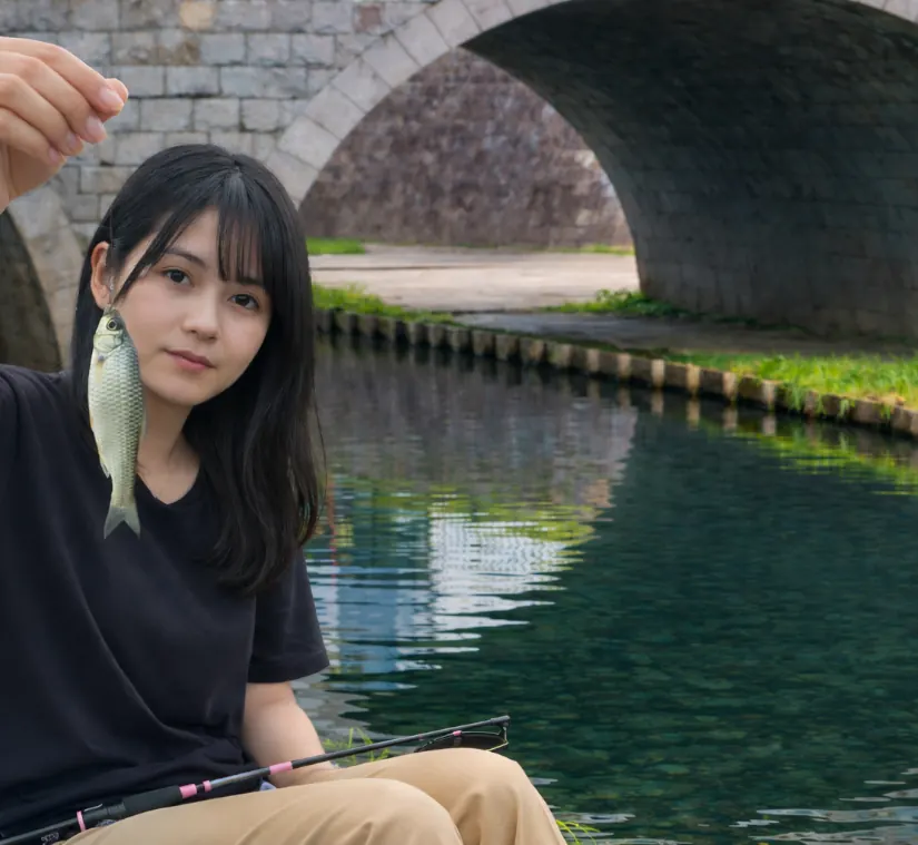 和泉川宮沢遊水地でクチボソの釣果を得た女性.webp