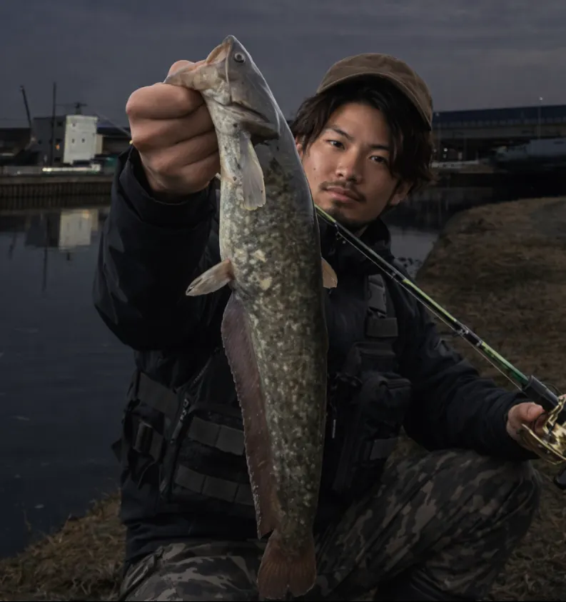 善太川でナマズの釣果を得た澤田.webp