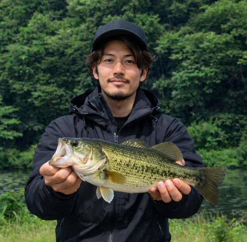 大岡池でブラックバスの釣果を得た澤田.webp