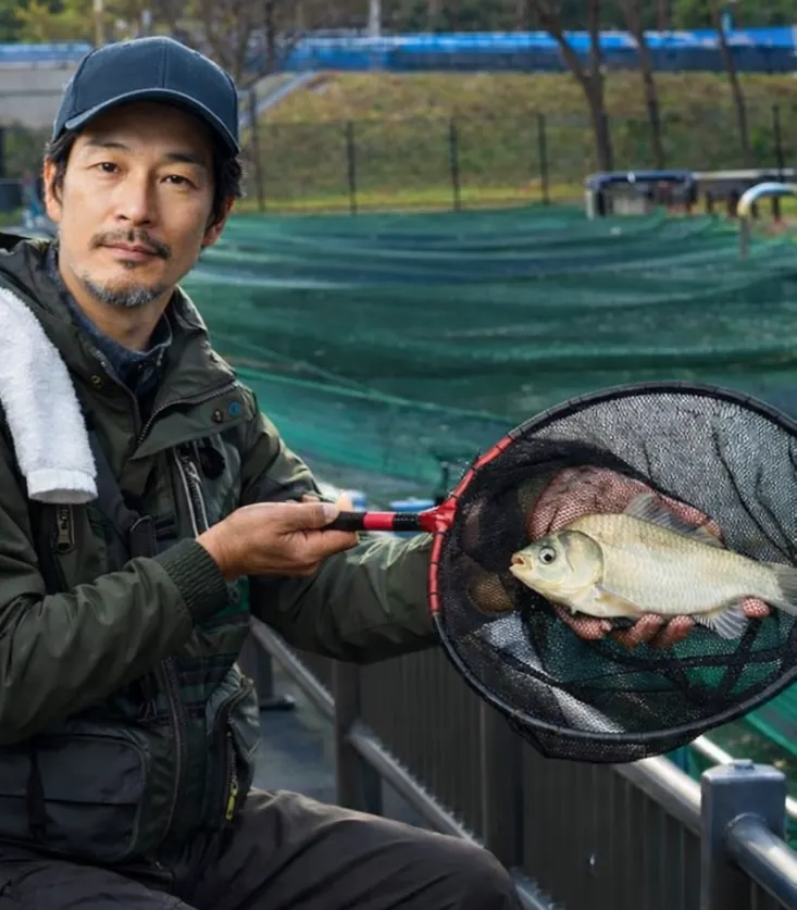 大横川親水公園魚つり場でヘラブナの釣果を得た佐々木.webp