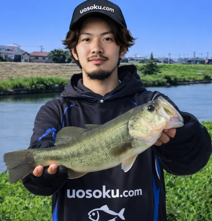 大通川でブラックバスの釣果を得た澤田.webp