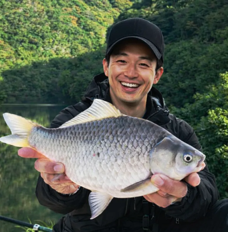 天ヶ瀬ダムでヘラブナの釣果を得た勝田.webp