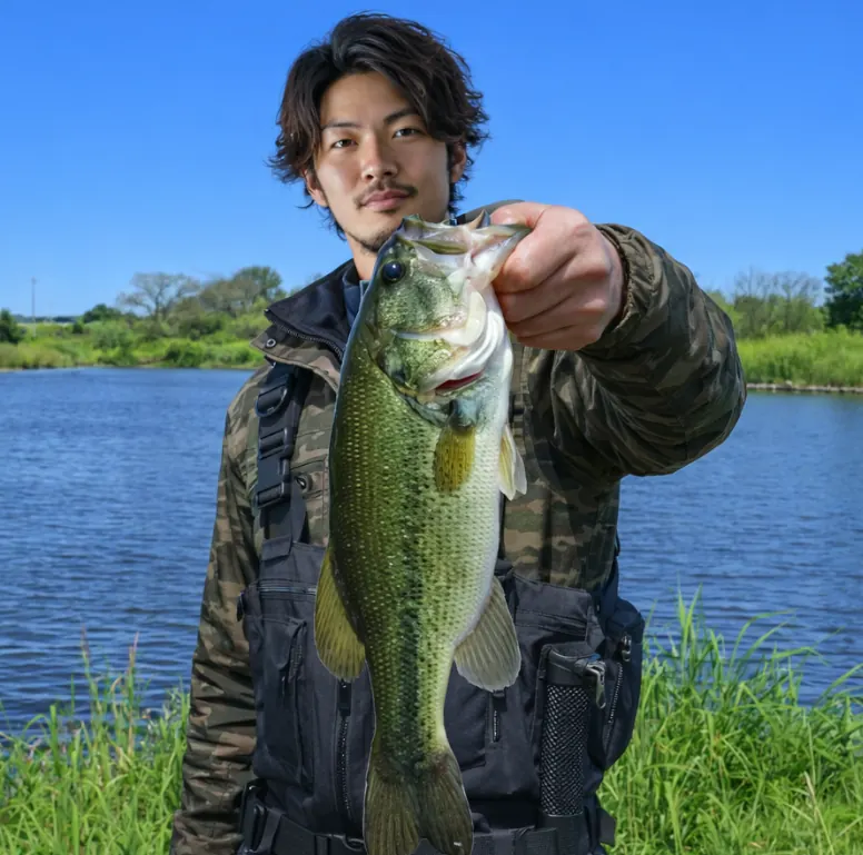 天神池公園でブラックバスの釣果を得た澤田.webp