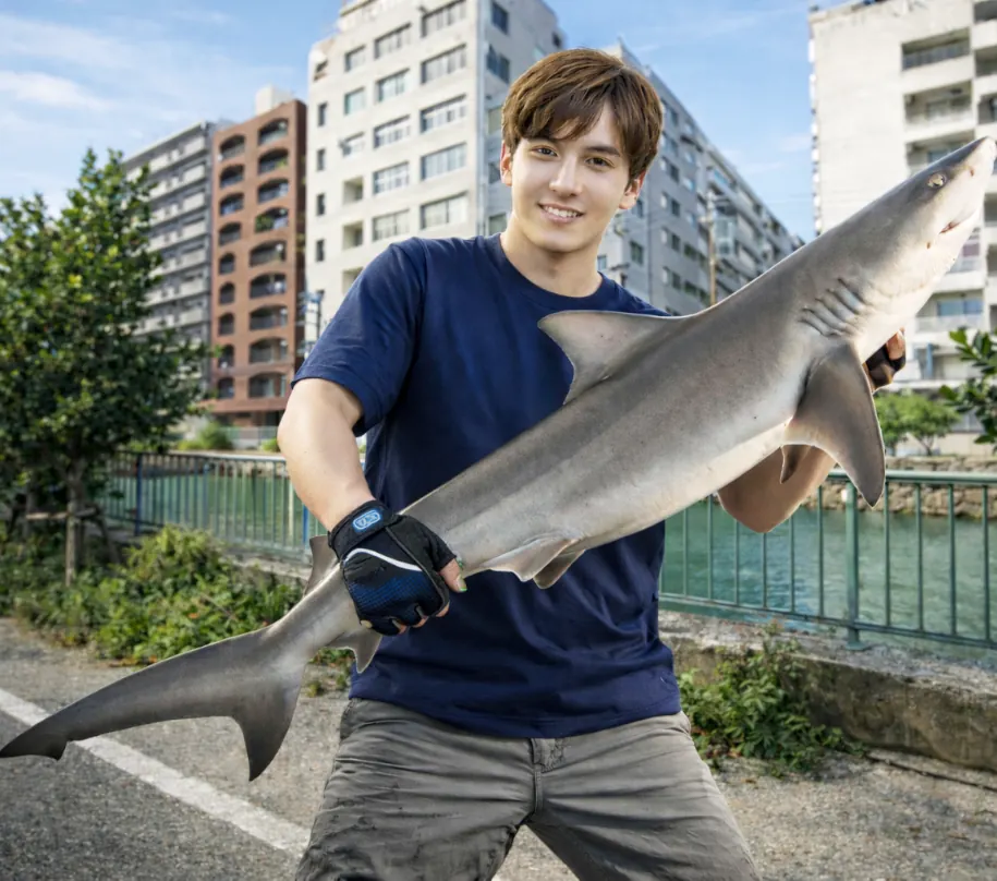 安里川でサメの釣果を得た久良木.webp