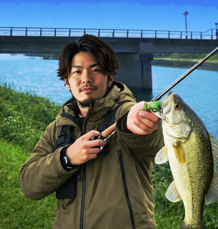 宝満川でブラックバスの釣果を得た澤田.webp
