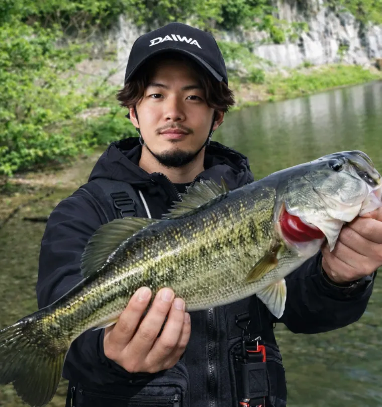 宮奥ダムでブラックバスの釣果を得た澤田.webp