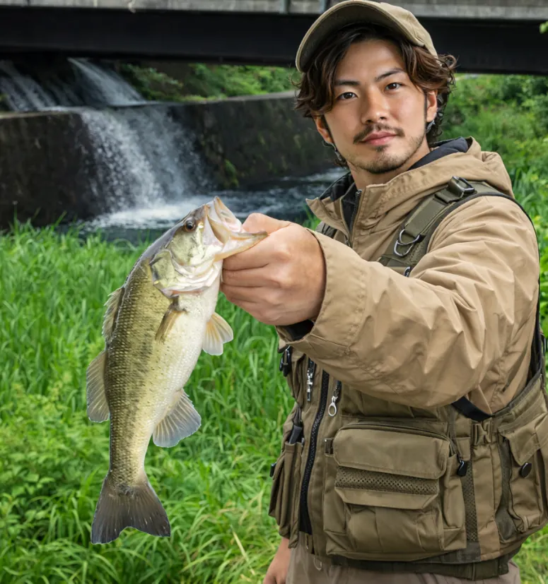 家棟川でブラックバスの釣果を得た澤田.webp