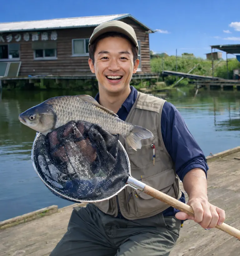 当麻池でヘラブナの釣果を得た勝田.webp