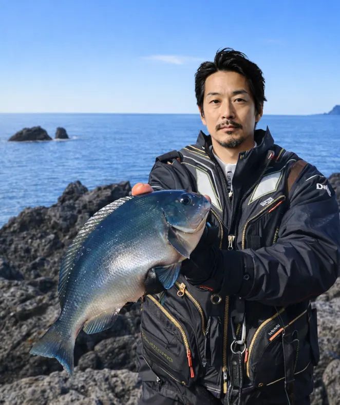 手石島でメジナの釣果を得た佐々木.webp