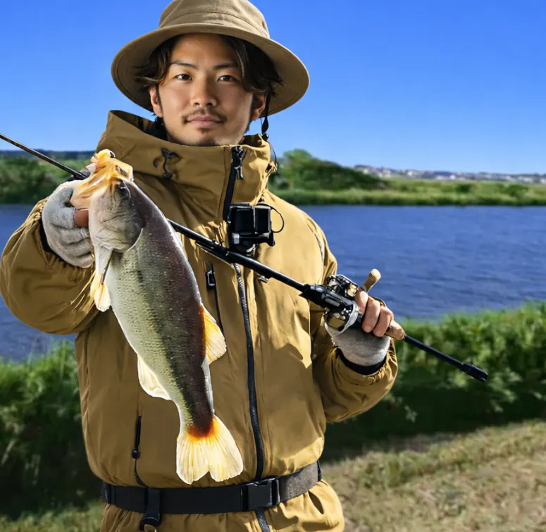 手賀川でブラックバスの釣果を得た澤田.webp