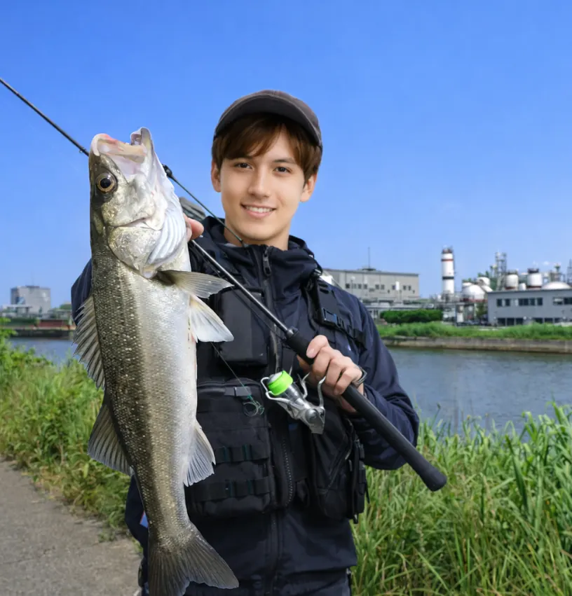 新井郷川でシーバスの釣果を得た久良木.webp