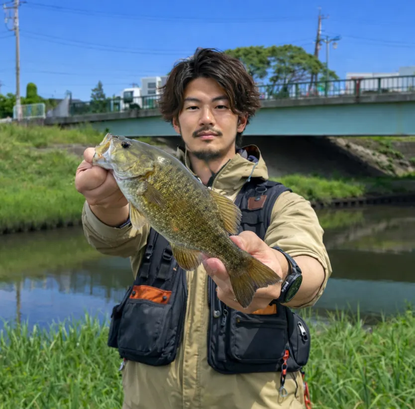新方川でブラックバスの釣果を得た澤田.webp