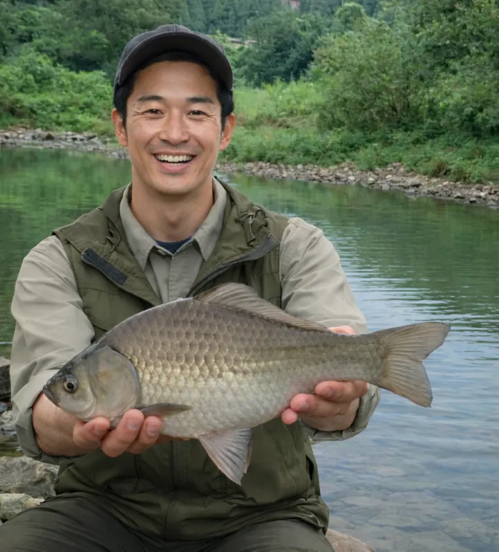 旭川ダムでヘラブナの釣果を得た勝田.webp