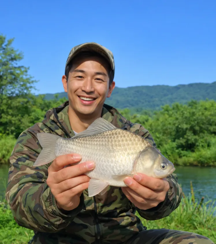 智恵文沼でヘラブナの釣果を得た勝田.webp