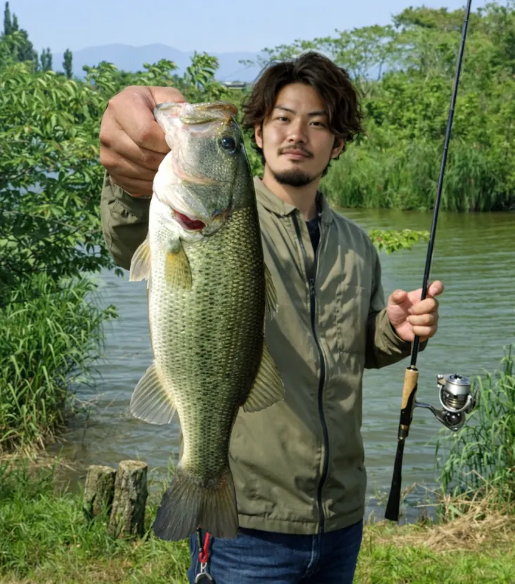 曽根沼でブラックバスの釣果を得た澤田.webp