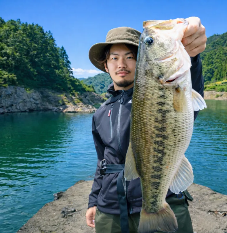 杉田ダムでブラックバスの釣果を得た澤田.webp