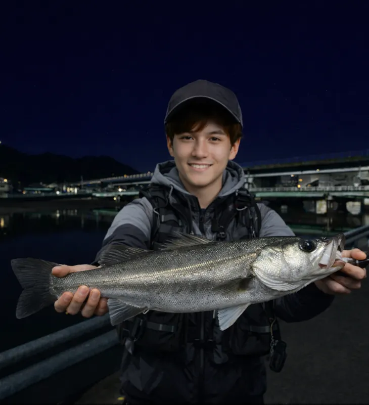来村川でシーバスの釣果を得た久良木.webp
