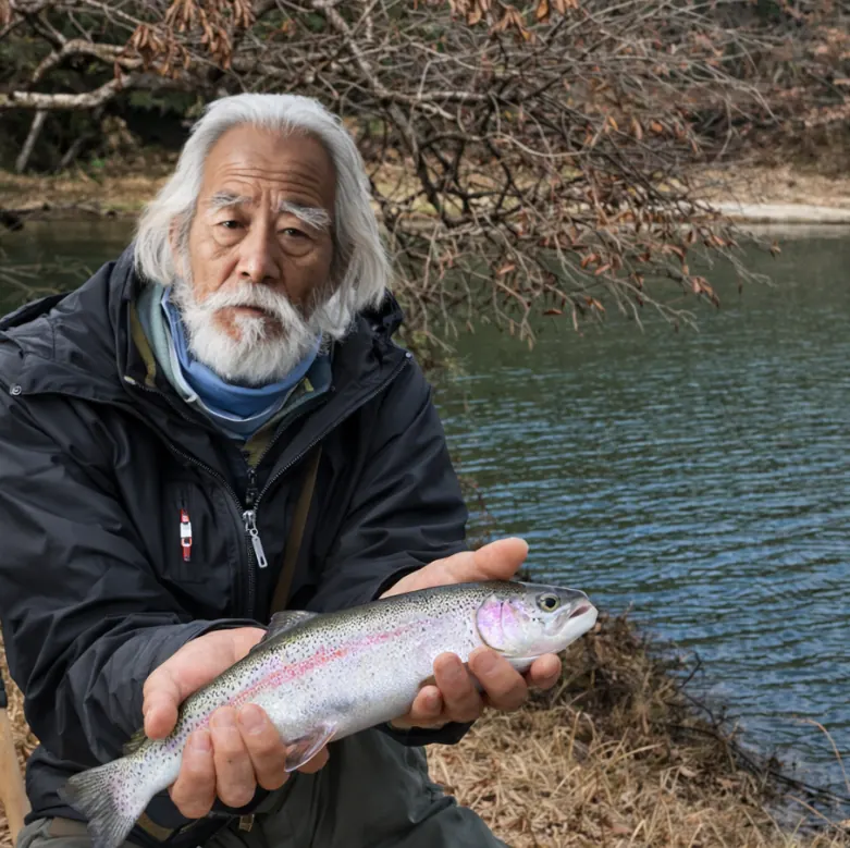 東谷川ダムでニジマスの釣果を得た米田.webp