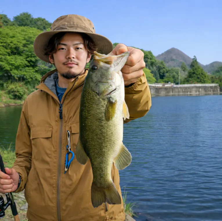 東谷川ダムでブラックバスの釣果を得た澤田.webp