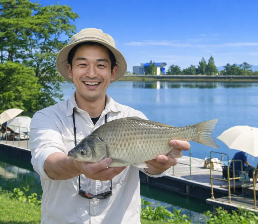 桜ヶ池でヘラブナの釣果を得た勝田.webp