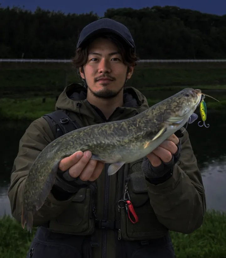 梔池でナマズの釣果を得た澤田.webp