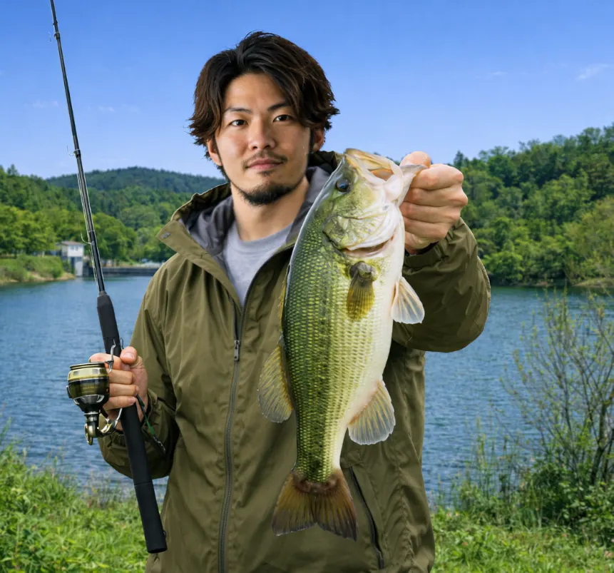 機織沼でブラックバスの釣果を得た澤田.webp