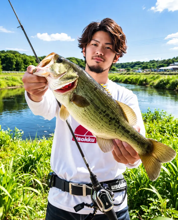 武田川でブラックバスの釣果を得た澤田.webp