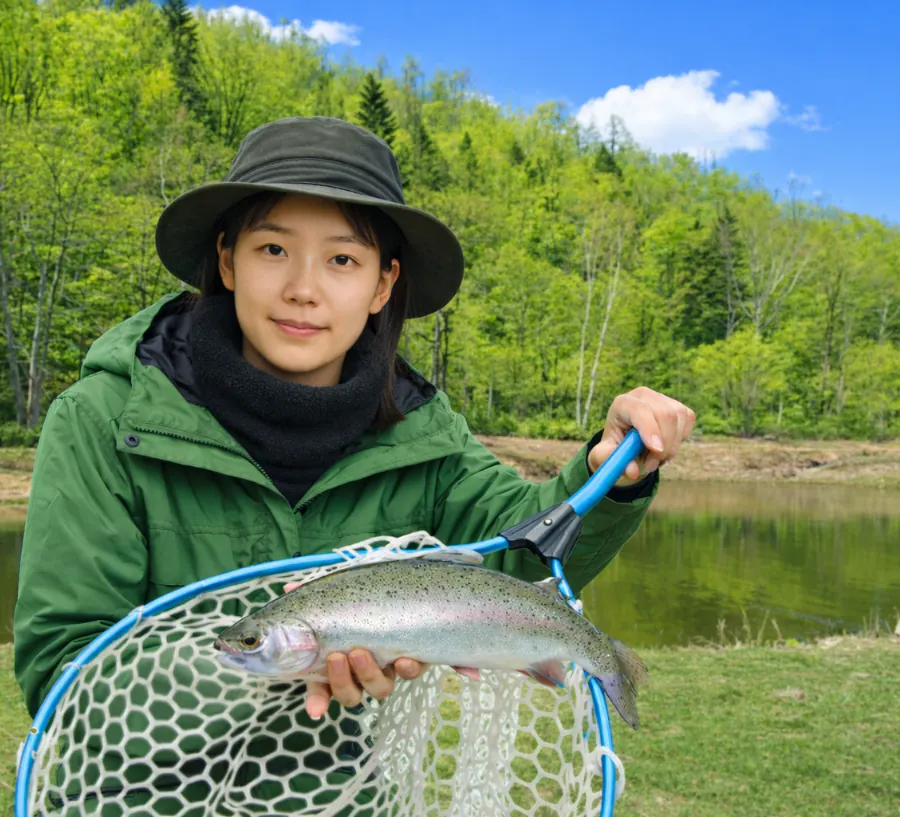 比布の釣り堀でニジマスの釣果を得た森永.webp