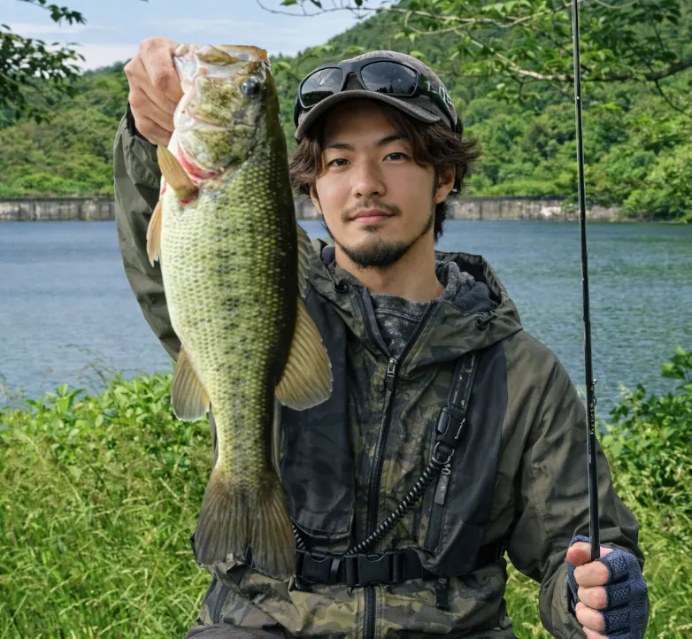 河内貯水池でブラックバスの釣果を得た澤田.webp