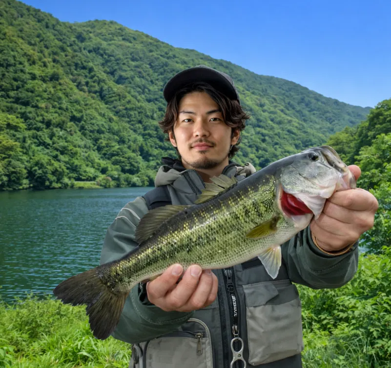 浜原ダムでブラックバスの釣果を得た澤田.webp