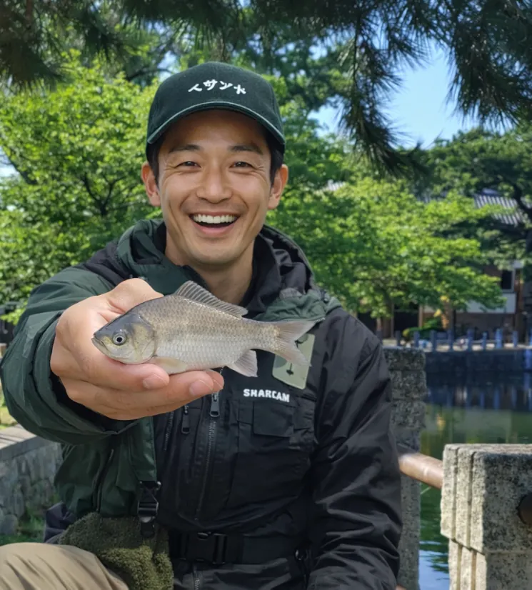 深田池でヘラブナの釣果を得た勝田.webp