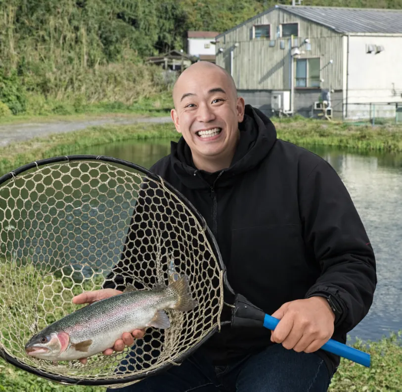 片品川国際マス釣場でニジマスの釣果を得たがんだま君.webp