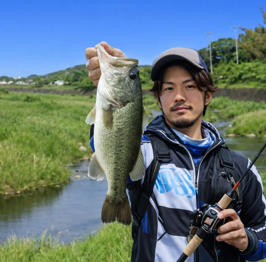 犬丸川でブラックバスの釣果を得た澤田.webp