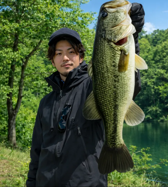 玉虫沼でブラックバスの釣果を得た澤田.webp