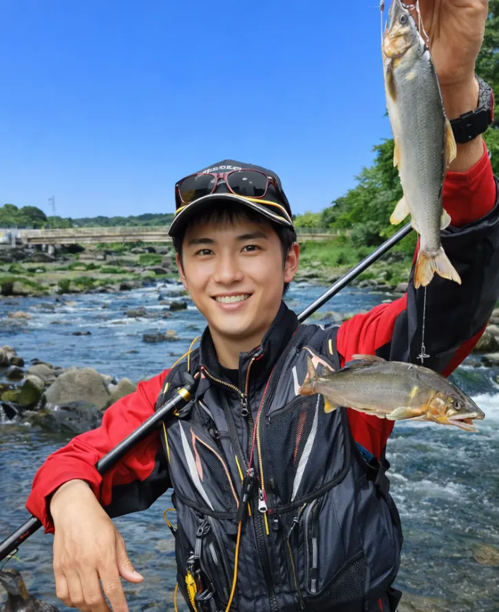 碓氷川でアユの釣果を得た新崎.webp