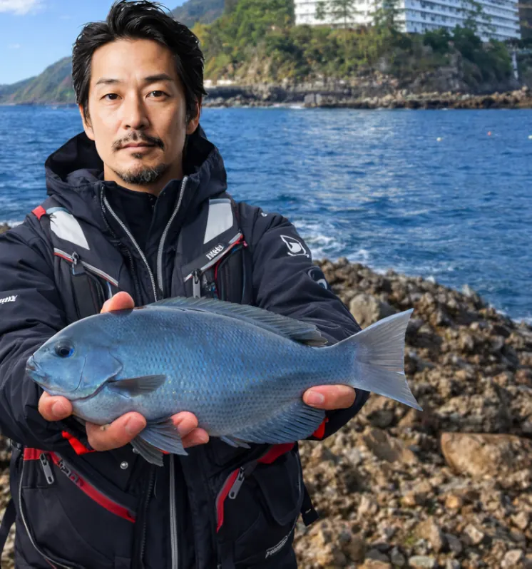 神楽岩でメジナの釣果を得た佐々木.webp