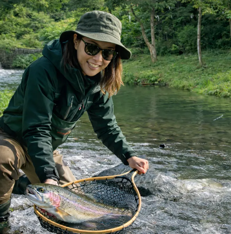 秩父フライフィールドでニジマスの釣果を得た女性.webp