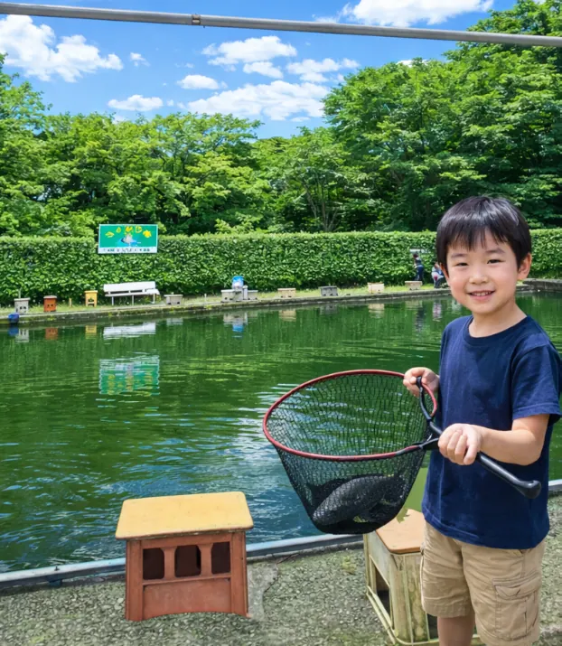 草柳園フィッシングセンターでコイの釣果を得た少年.webp