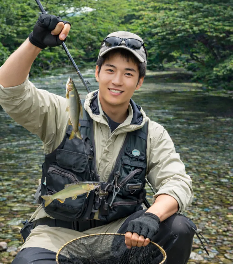 荒井川でアユの釣果を得た新崎.webp