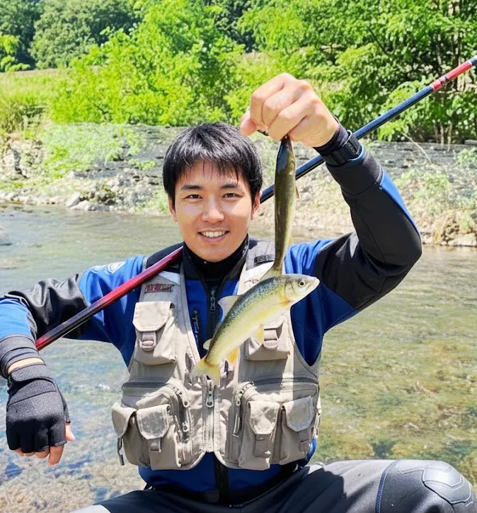 葛野川でアユの釣果を得た新崎.webp